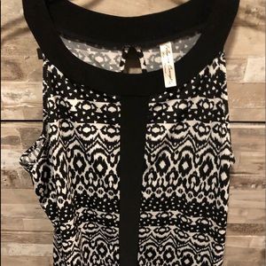 Sleeveless top. Black and white pattern .